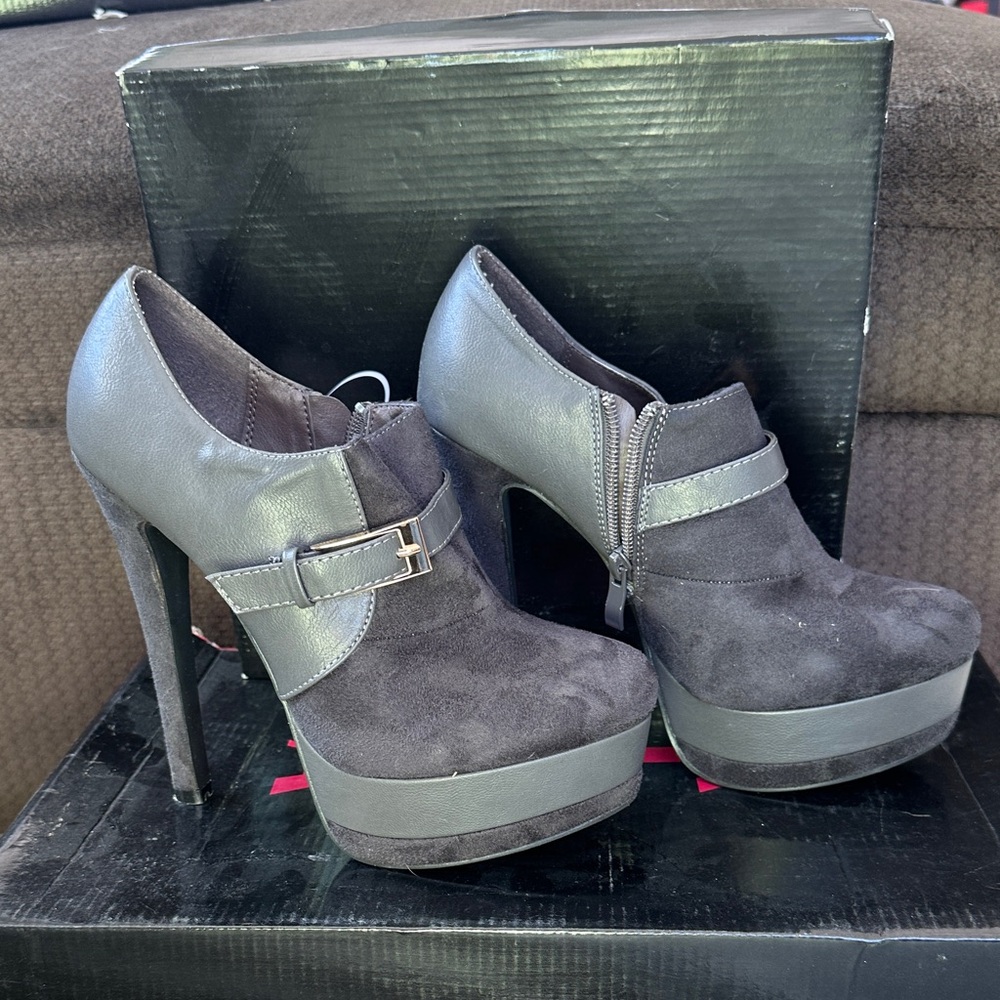 Elegant Gray Platform Heels with Buckle